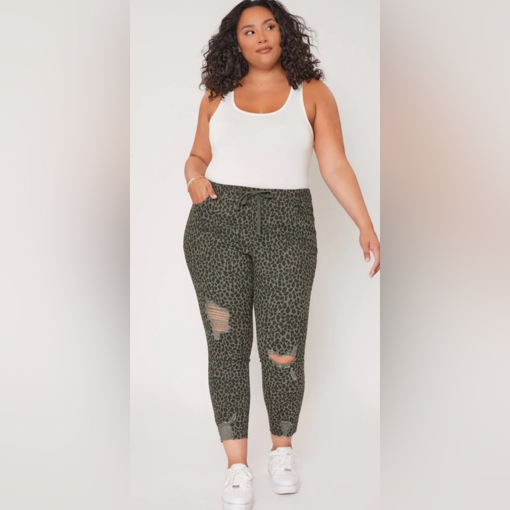 Royalty distressed high-rise green cheetah print joggers size small